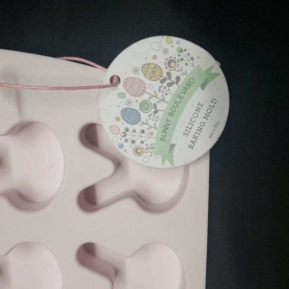 Bunny Boulevard NWT Silicone Bunny Baking Mold Tray - Picture 2 of 4